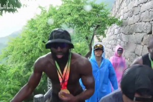 野兽身材！杰伦布朗中国行雨天爬长城，暴雨中做俯卧撑！